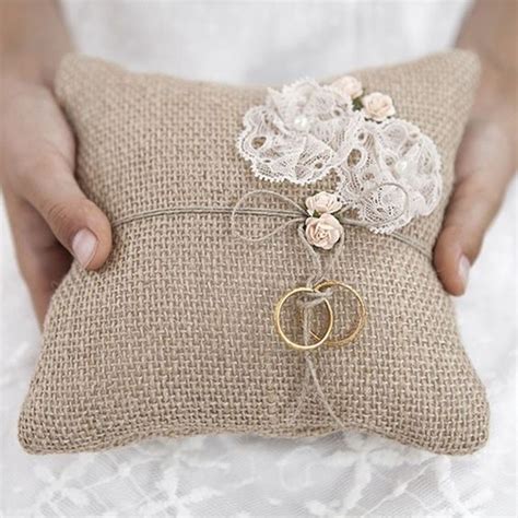 Sfoglia il catalogo di cuscini portafedi e scegli quello che renderà magico e inimitabile il magico momento del sì del cerca nella categoria cuscini portafedi (25 prodotti). Cuscino porta fedi | Matrimonio, Idee per matrimoni, Cuscino portafedi