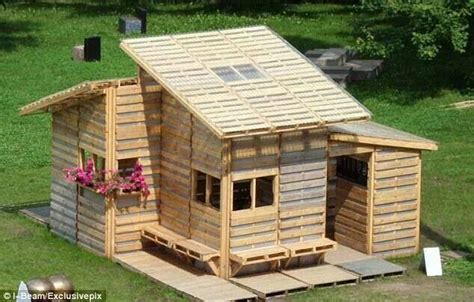 Eine bank aus paletten sieht drinnen und draußen gut aus. Gartenhaus aus Paletten | Palletenhaus, Haus, Paletten ...