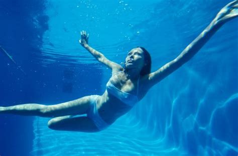 Woman Swimming Underwater In A Pool Underwater Photography Swimming
