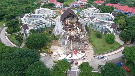 Mamuju tengah sulbar, diguncang gempa besar tengah malam (13 september 2020). FOTO: Potret Udara Dampak Gempa Mamuju - News Liputan6.com