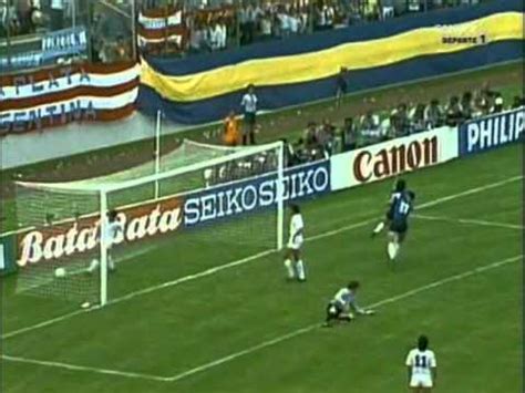 Luego del empate en el debut ante chile, argentina intentará sumar de a tres ante la siempre difícil uruguay, que hará su presentación. Maradona vs Uruguay in 86 World Cup - YouTube