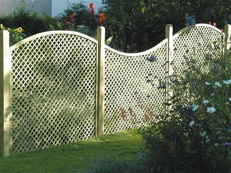 Lattice Fence Design Completes A Perfect Garden Decoration In Your Home