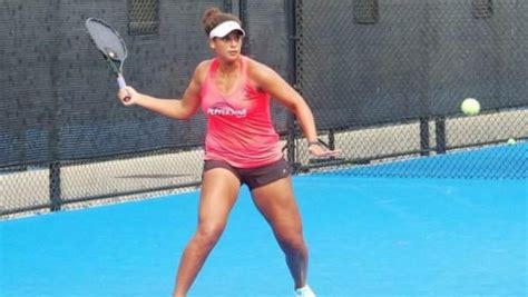 تمكنت ميار شريف، لاعبة التنس المصرية من صناعة التاريخ والتأهل إلى ثاني أدوار بطولة أستراليا المفتوحة للتنس أولى البطولات الأربع الكبرى. إنجاز تاريخي.. أول لاعبة تنس مصرية تتأهل إلى بطولة رولان جاروس | دنيا الوطن