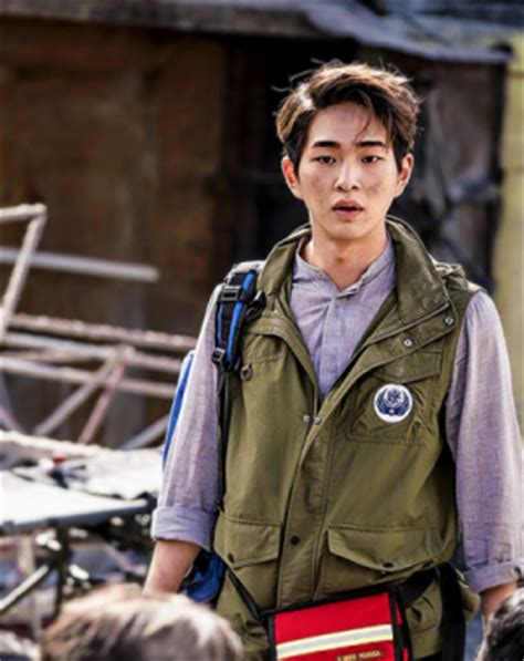Descendants of the sun a drama about the importance of each other in times and sacrifices made by those who throw themselves to natural disasters. 11 Things You Didn't Know About The "Descendants Of The ...