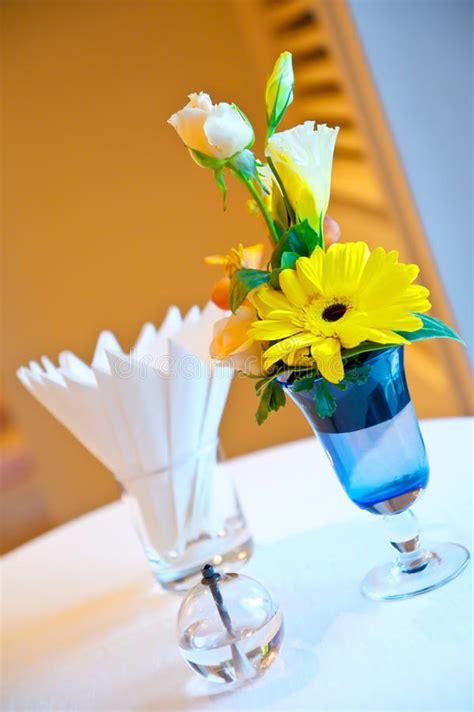 Mazzi di fiori con consegna internazionale oggi. Fiori blu in un vaso. immagine stock. Immagine di vita ...