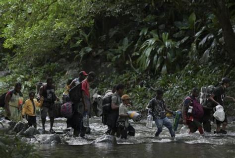 Cerca De Migrantes Han Cruzado La Selva Del Dari N En