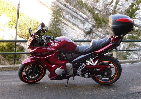Possibly the strongest argument for the bandit 1250, and the thing that makes it such good value, is that it's a lot of bikes in one, and can be whichever one suits your mood at any given time. SUZUKI BANDIT 1250 S de Christelle et Gérald