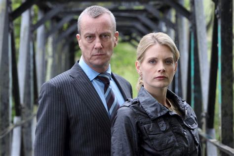 Caroline catz (née caplan) is an english film, television, narrator, theatre, and radio actress, best known for her role as louisa glasson in doc martin since 2004. Inspector Banks Staffel 3 Episodenguide - fernsehserien.de