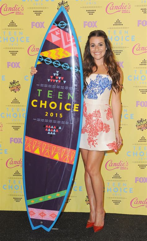 Lea Michele Posa Con Su Premio En Los Teen Choice Awards 2015 Fotos En Ecartelera