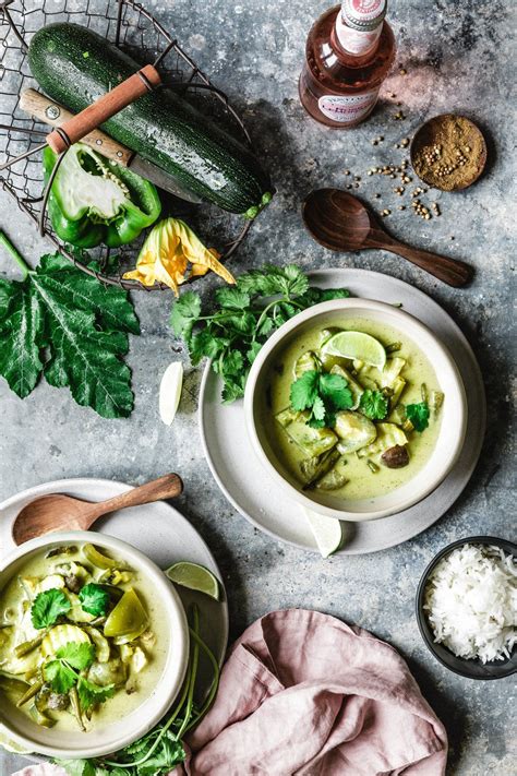 As it is for many people, thai green curry was my introduction to thai cuisine and it's still one of my firm favourites. Grünes Thai-Curry mit Zucchini & Auberginen · Eat this ...