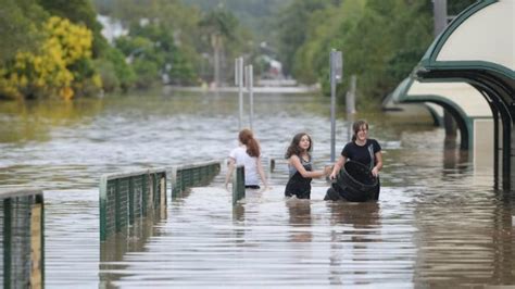 death toll rises to three in aftermath of australian cyclone debbie