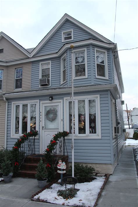 The popularity of these types of houses witnessed a significant increase the layout and design of these houses are quite efficient. File:Archie Bunker House 01.JPG - Wikimedia Commons