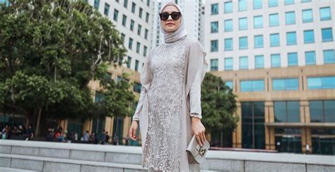 Kalau kamu memilih baju tunik panjang hingga mata kaki, kamu bisa memadukannya dengan celana legging atau skinny jeans putih. Model Baju Kondangan Hijab Simple : Baju Kondangan Hijab ...