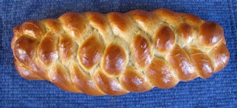 • learn to shape a perfect round challah for rosh hashanah using 4 strands with jamie geller and reuben grafton. How to Braid Challah - Learn to Braid Like a Pro