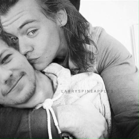 Pin By Syndi Vera On Larry Stylinson Louis Tomlinson And Harry Styles Larry Stylinson Larry