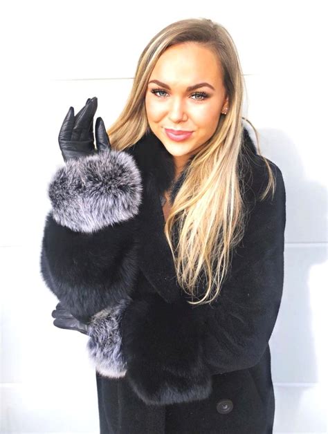 Pin By Emanuele Perotti On Beauties In Fur Leather Gloves Women Fur Coats Women Leather Gloves