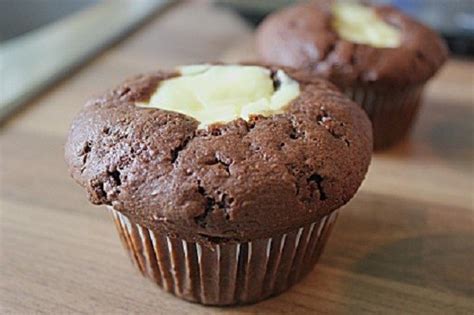 Kue simple praktis tanpa mixer yang enak bertekstur empuk dan lembut, berikut ini adalah resep muffin keju panggang dalam oven yang diolah dengan cara yang mudah. Membuat Kue Muffin Keju Coklat Yang Lezat Dan Mengembang ...