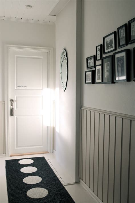 Transform a blank wall into a family gallery. simple elegant hallway | Entry hallway, Gallery wall ...