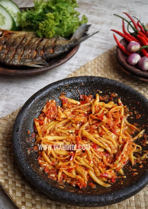 Sambal mangga ala sinjay atau biasa disebut sambal pencit ini mudah sekali cara buatnya, cukup dengan menambahkan irisan mangga kepada ulekan. Diah Didi's Kitchen: SAMBAL MANGGA