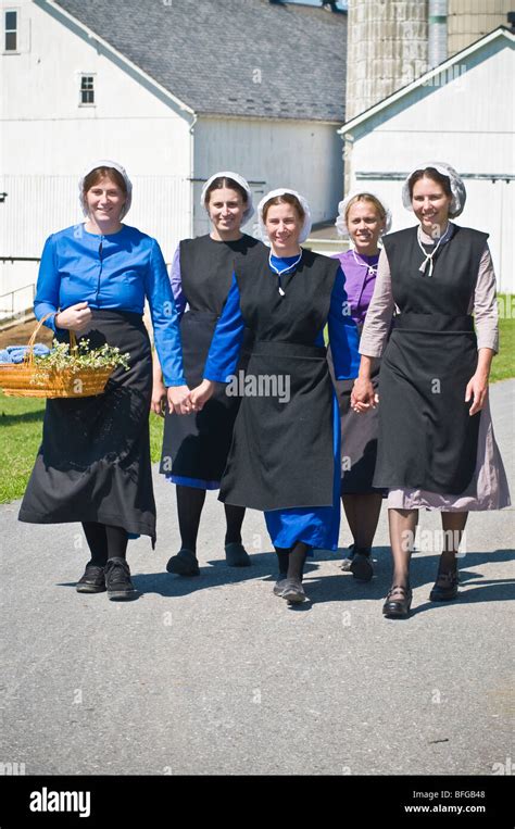 Junge Amish Frauen Freunde Fuß Land Lane Straße In Lancaster Pa