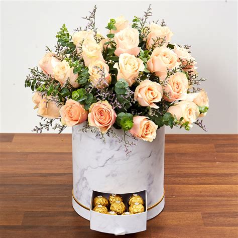 Online Box Of 30 Peach Roses Arrangement T Delivery In Singapore Fnp