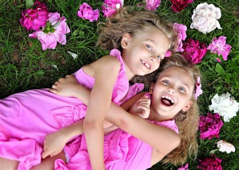 Verticale De Deux Petites Filles Photo Stock Image Du Adorable