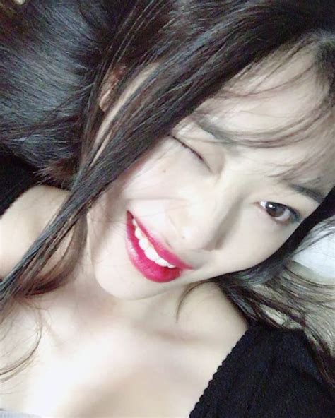 Sulli Shows Off Her Milky Skin In New Selcas Daily K Pop News