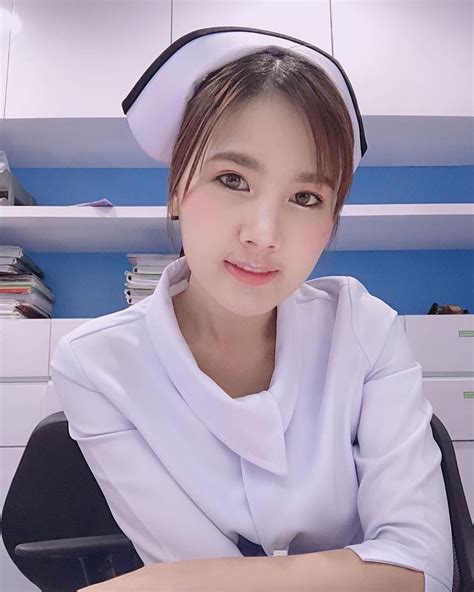ปักพินโดย Mohd Arifin ใน Uniforms สาวมปลาย พยาบาล สาวมหาลัย