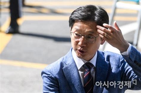 [포토] 참고인 신분으로 경찰 출석한 김경수 전 의원 아시아경제