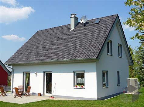 Das einfamilienhaus mit satteldach beeindruckt nicht nur durch seine größe von 176 qm wohnfläche. Einfamilienhaus ICON 3+ mit Satteldach von Dennert ...