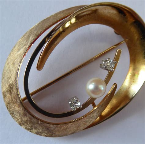 Vintage 9ct Gold Brooch With Natural Pearl Detail Fully Hallmarked To