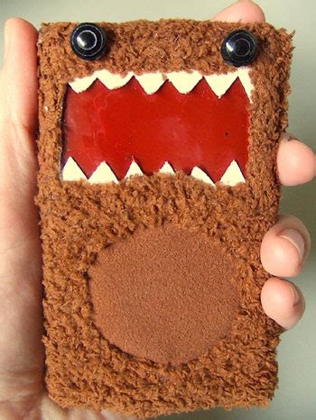Cover an iPod with a fuzzy monster | Kiddley
