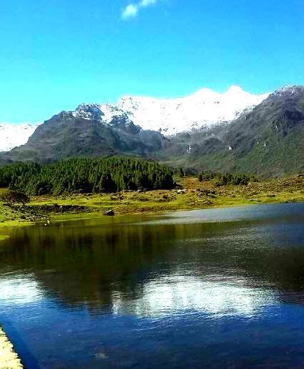 Muy Raro Ver Nevando En Esta época En La Montaña Cerca De La Laguna De