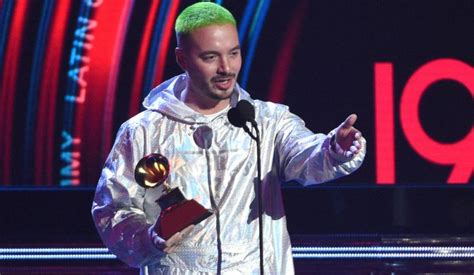Directed by 36 grados, the accompanying music video premiered on vevo the same day of the single release. J Balvin gana el Grammy Latino: "El reggaetón ha salvado ...