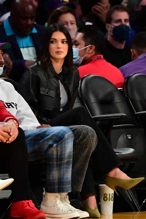 Hailey Bieber Kendall Jenner And Justin Bieber At The Lakers Vs Suns Game