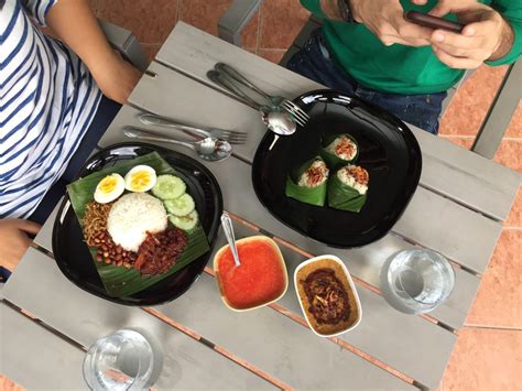 Najib berpendapat bahwa meskipun nasi yang dimasak dengan santan tidak sendiri khas malaysia, jenis nasi lemak yang disajikan di sini, dengan bumbu khasnya, adalah khas malaysia. Ili & Adam Kongsi Cara Masak Nasi Lemak & Nasi Uduk Dalam ...