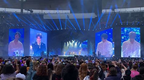 Les sept membres de bts rentrent une nouvelle fois dans l'histoire. BTS | The Truth Untold | Stade de France Day 2 | [FANCAM ...