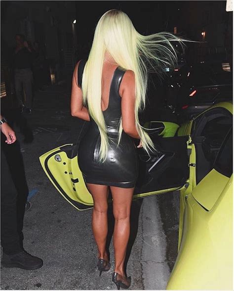 Kim Kardashian posa de costas com vestido apertadíssimo para mostrar curvas e impressiona fãs