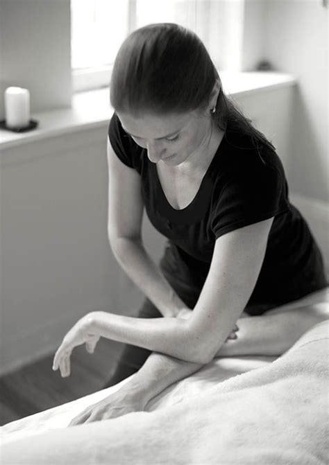 Shari Auth Performing Deep Tissue Massage Массажёры Массаж Тайский массаж