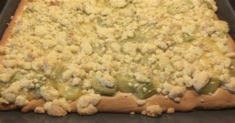 Rhabarberkuchen aus Hefeteig mit Puddingfüllung und Streuseln von