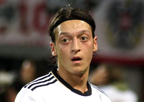 Mesut ozil's current contract keeps him at arsenal until 2021 and pays him an estimated $24 million annually. Football Leaks: Mesut Ozil in Spanish tax authority probe - The Black Sea