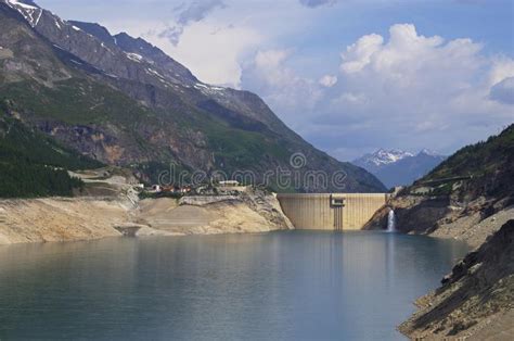 Find location, trail maps and piste. Lake Du Chevril, Tignes 1800, Winter Ski Resort Of Tignes-Val D Isere, France Stock Photo ...