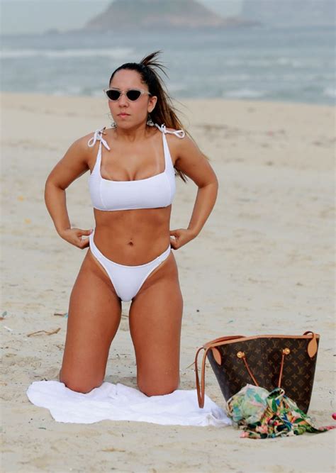 Mulher Melão faz topless na praia da Barra da Tijuca veja fotos