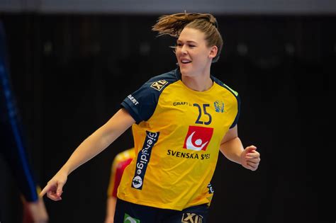 Bella gulldén är den mest rutinerade spelaren i den svenska truppen. Nedräkning till handbolls-VM 2019 för damer - Handbollskanalen