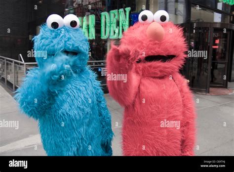 La Cookie Monster Y Elmo En Times Square Nueva York Estados Unidos Fotograf A De Stock Alamy