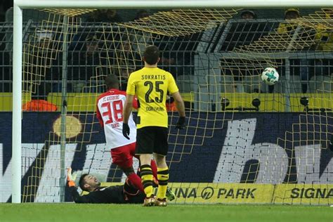 Laut der ‚bild' ist der torhüter des bvb aufgrund. Rückschlag bei Fan-Boykott: BVB nur 1:1 gegen Augsburg