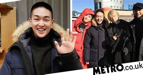 Shinee Accompany Onew As He Signs Up For The Korean Military Metro News