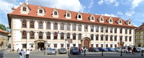 Rozvoz jídla z více než 4 000 restaurací po celé čr. Vláda i prezident selhávají. Jediný Senát se zastal ...