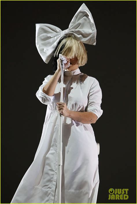 Sias Face Accidentally Revealed During Concert Photo 3690078 Sia