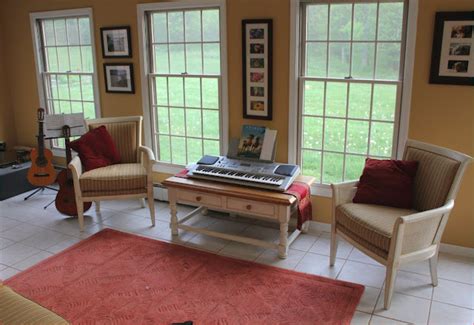 Untuk gaya ruang keluarga minimalis, peranan tata cahaya sangatlah penting. Rumah Modern Sederhana